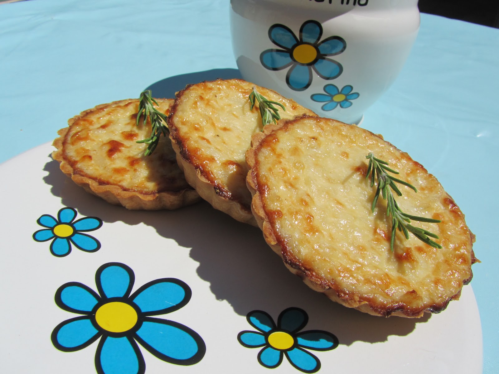 Tartaletas de cebolla y queso fresco