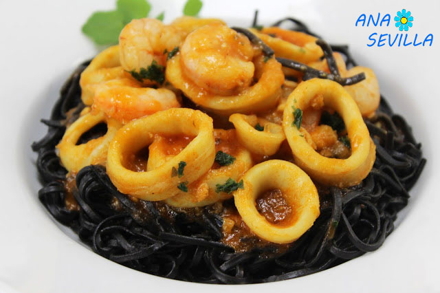 Espaguetis nero di sepia con calamares