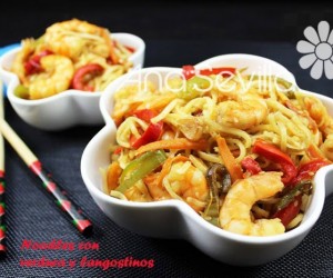 Noodles con verdura y langostinos