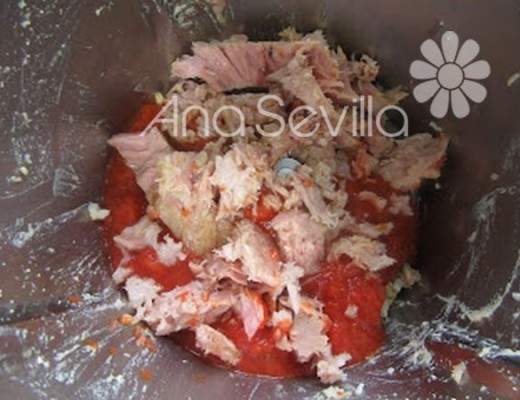 Mezclar con el tomate y atún
