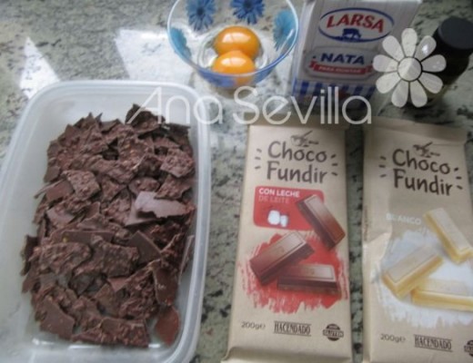Romper la lámina de chocolate y resto ingredientes