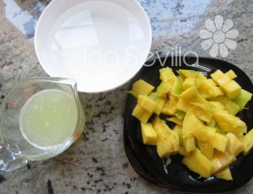 Hidratar gelatina, picar el mango y zumo limón