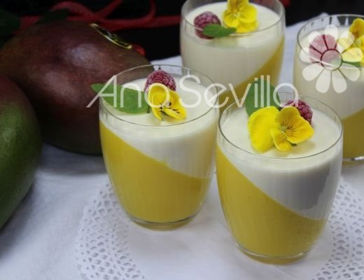 Vasos de panna cotta de nata y mango