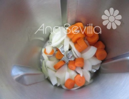 Picar las verduras de la salsa para el sofrito