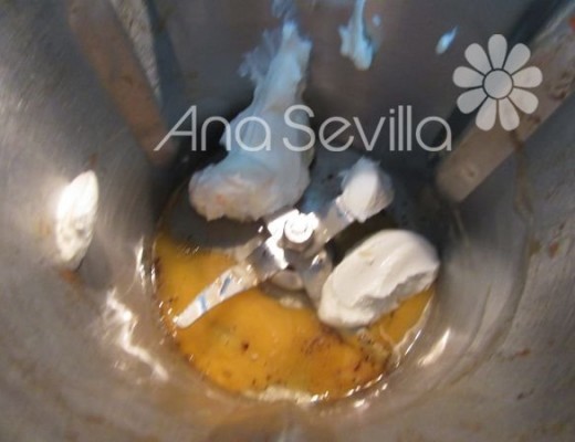 Mezclar huevo y queso de untar