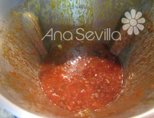 Triturar la salsa con el jugo que han soltado las pechugas