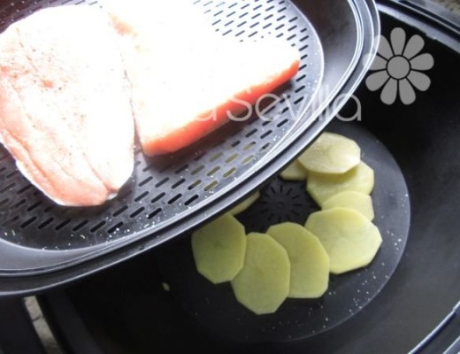 Colocar el pescado en la vaporera y si queréis unas láminas de patata en el fondo