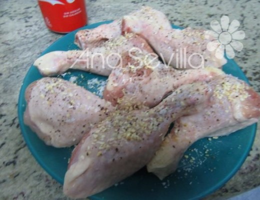 Salpimentar el pollo y cebolla