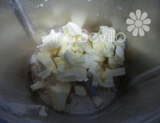 Blanquear la mantequilla con el azúcar moreno molido