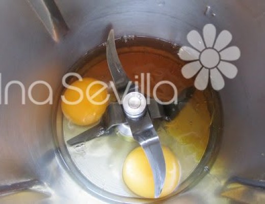 mezclar los huevos con la miel