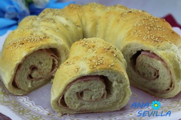 Rosca de pan rellena