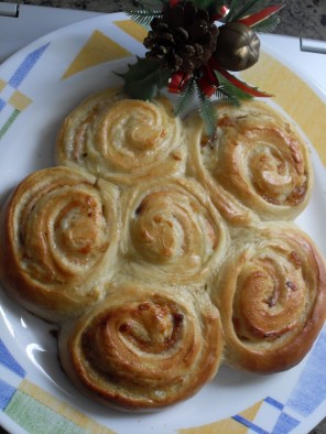 BRIOCHE DE SALMÓN Y CEBOLLA CARAMELIZADA