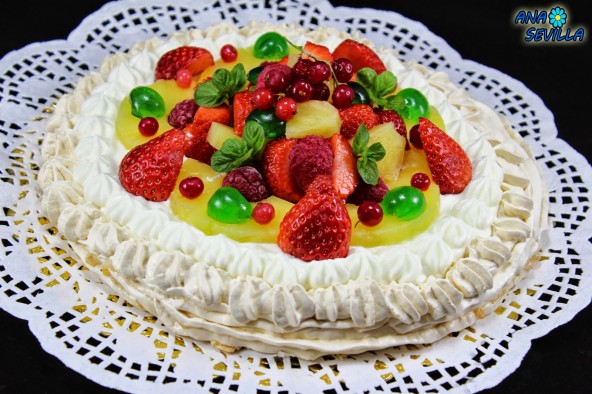 Tarta Pavlova de nata y frutas