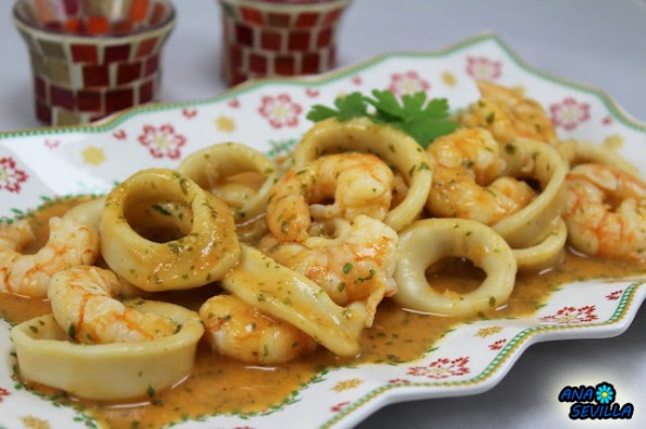 Calamares en salsa de langostinos