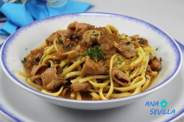 Espaguetis con chipirones encebollados