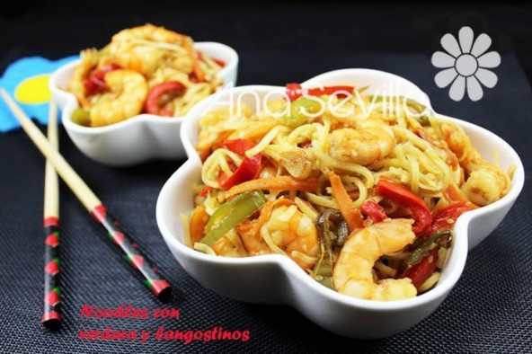 Noodles con verdura y langostinos