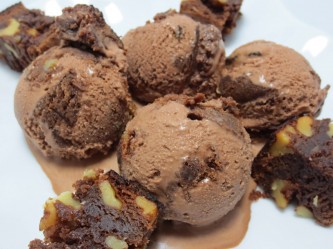 Helado de brownie