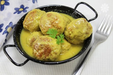 Albóndigas en salsa de piñones