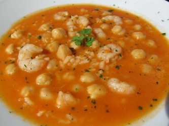 Garbanzos con gambas y arroz