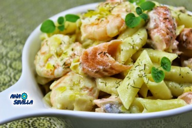 Pasta con salmón y langostinos