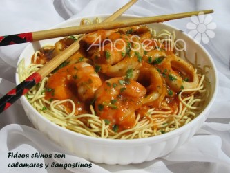 Fideos chinos con calamares y langostinos