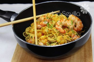 Noodles con gambas al curry