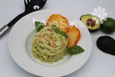 Pasta al pesto de aguacate