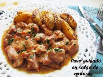 Pavo guisado en salsa de verduras