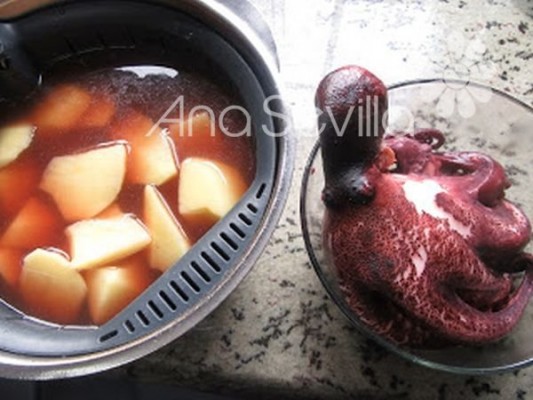 Cocer las patatas, con el agua de cocer del pulpo la emulsión sale espectacular