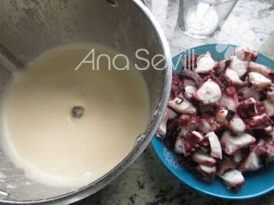 Todo preparado, emulsión y pulpo troceado