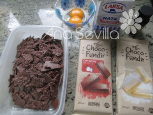 Romper la lámina de chocolate y resto ingredientes