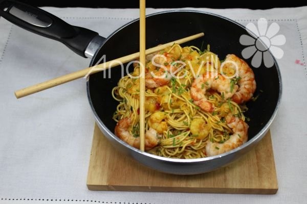 Noodles con gambas al curry