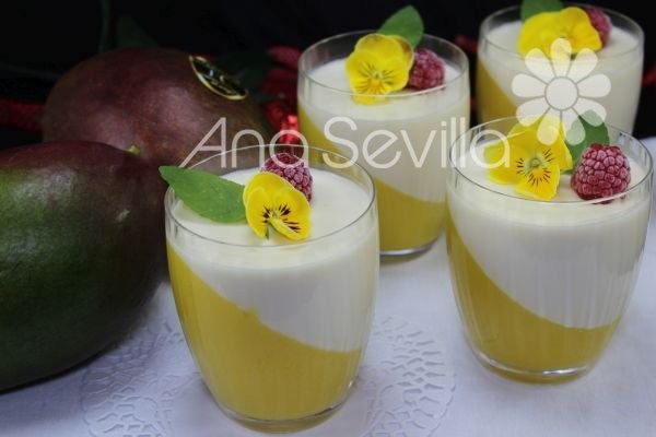 Vasos de panna cotta de nata y mango