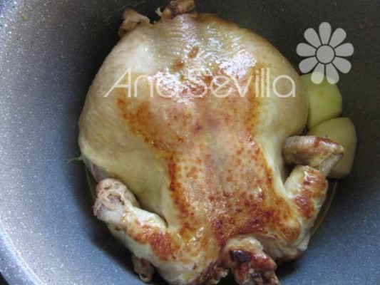 Una vez semi-guisado introducir patatas y dar la vuelta al pollo