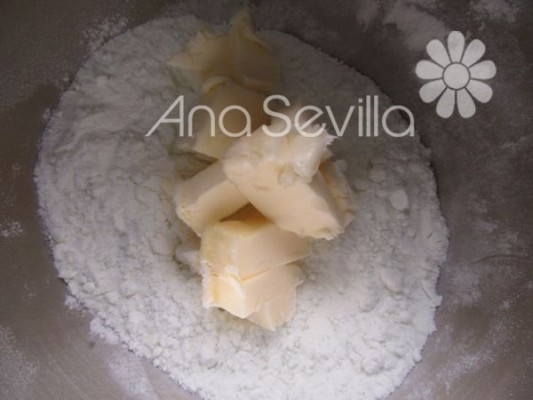 Mezclar la mantequilla, ralladura y azúcar glas