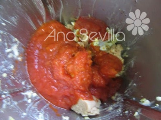 Añadir la salsa de tomate y el atún escurrido.