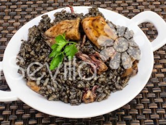 Arroz negro con chipirones Mambo