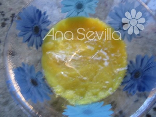 Disolver la gelatina hidratada en un poco de mango caliente
