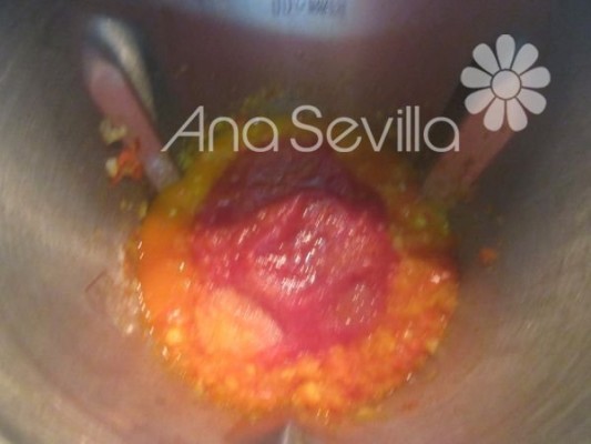 Añadir el tomate   