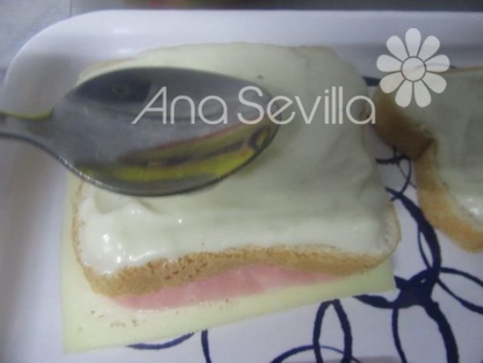 Tapar con otra rebanada de pan y napar con mas bechamel