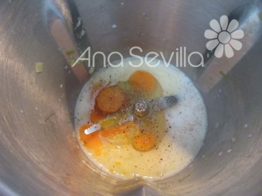 Mezclar los huevos con la leche