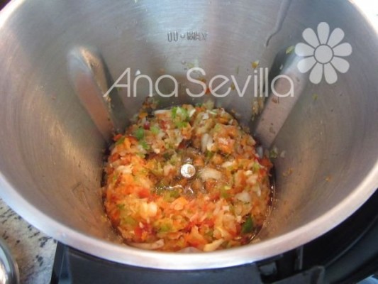 Picar las verduras del sofrito