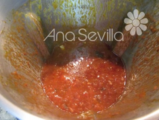 Triturar la salsa con el jugo que han soltado las pechugas