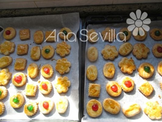 Adornar con guindas algunas