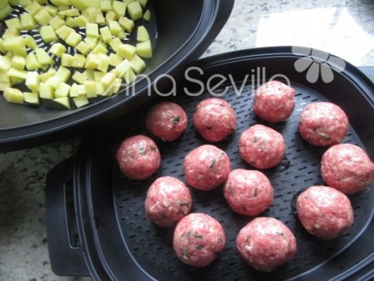 Colocar las albóndigas en la vaporera y en el fondo unas patatitas en cuadrados