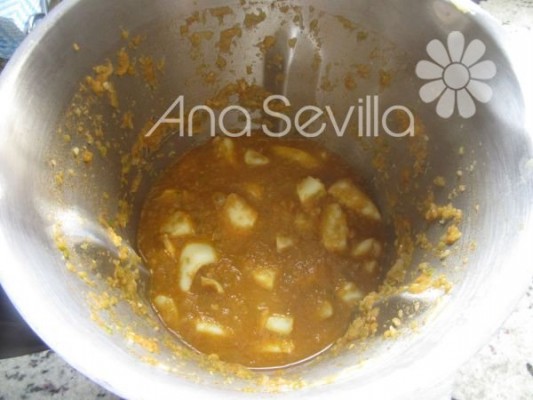 Sepia con el sofrito y evaporado el alcohol