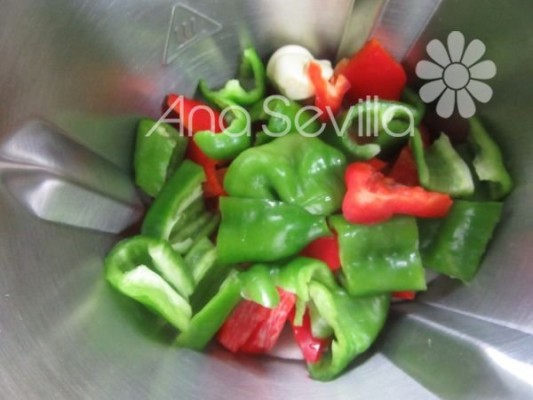 Picar las verduras del sofrito