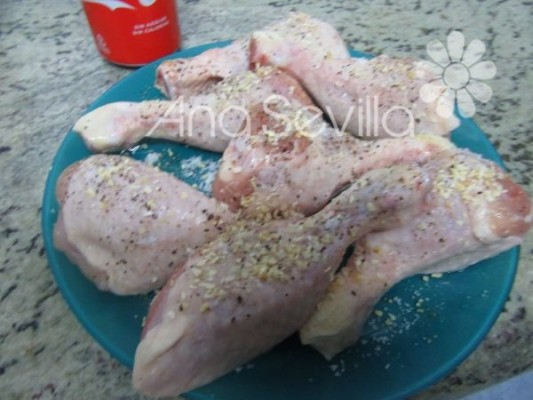 Salpimentar el pollo y cebolla