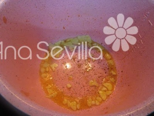 Pochar los ajos en láminas