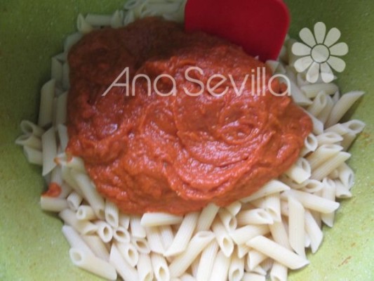 Mezclar la pasta con la salsa